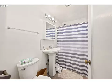 Bath - 1205 Taylor St, Eugene, OR 97402 photo 1 of 3