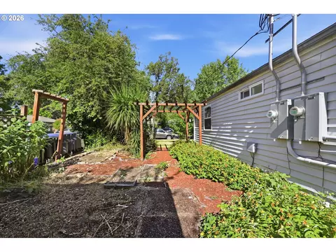Exterior - 1205 Taylor St, Eugene, OR 97402 photo 6 of 8