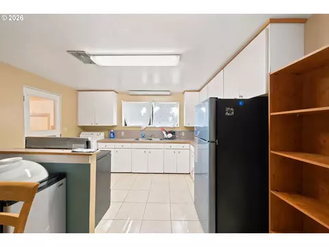 Kitchen - 1205 Taylor St, Eugene, OR 97402 photo 7 of 10