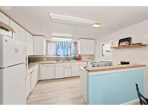 Kitchen - 1205 Taylor St, Eugene, OR 97402 photo 5 of 10