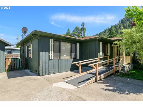 47693 Rainbow Ct, Oakridge, OR 97463