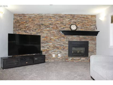 Living - 31616 SE Pipeline Rd, Gresham, OR 97080 photo 4 of 10