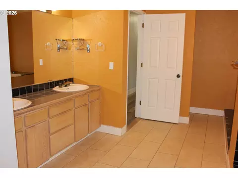 Bath - 31616 SE Pipeline Rd, Gresham, OR 97080 photo 2 of 4