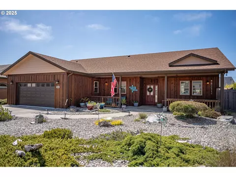 2686 Cedar Loop Dr, Bandon, OR 97411