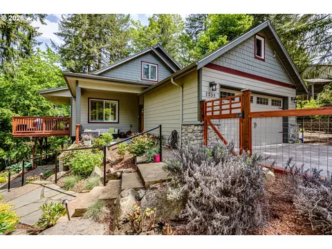 2235 Corinthian Ct, Eugene, OR 97405
