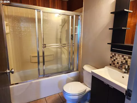 Bath - 1313 Lincoln St, Eugene, OR 97401 photo 2 of 2
