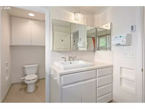 Bath - 1355 Paige Ave, Eugene, OR 97405 photo 1 of 4