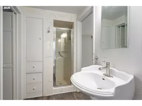 Bath - 1355 Paige Ave, Eugene, OR 97405 photo 4 of 4