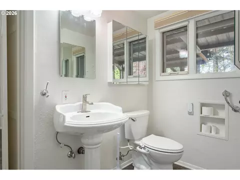 Bath - 1355 Paige Ave, Eugene, OR 97405 photo 3 of 4