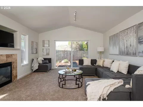 Living - 718 Trinity Ct, Molalla, OR 97038 photo 2 of 6