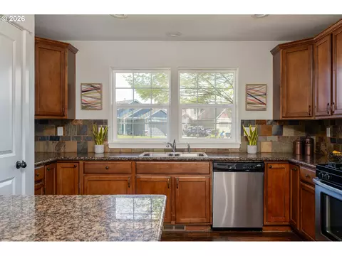 Kitchen - 718 Trinity Ct, Molalla, OR 97038 photo 2 of 4