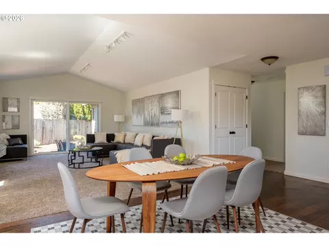 Dining - 718 Trinity Ct, Molalla, OR 97038 photo 4 of 5