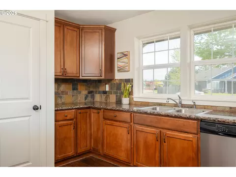 Kitchen - 718 Trinity Ct, Molalla, OR 97038 photo 4 of 4