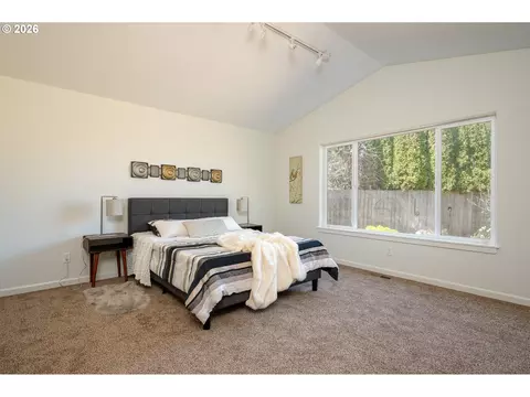 Bedroom - 718 Trinity Ct, Molalla, OR 97038 photo 2 of 6