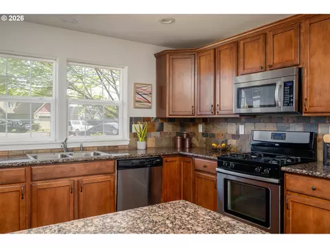 Kitchen - 718 Trinity Ct, Molalla, OR 97038 photo 3 of 4