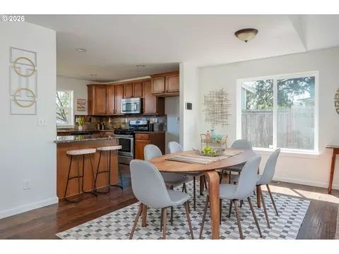 Dining - 718 Trinity Ct, Molalla, OR 97038 photo 3 of 5