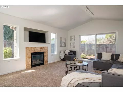 Living - 718 Trinity Ct, Molalla, OR 97038 photo 3 of 6