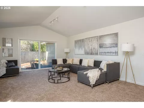 Living - 718 Trinity Ct, Molalla, OR 97038 photo 4 of 6