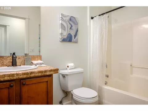 Bath - 718 Trinity Ct, Molalla, OR 97038 photo 3 of 3