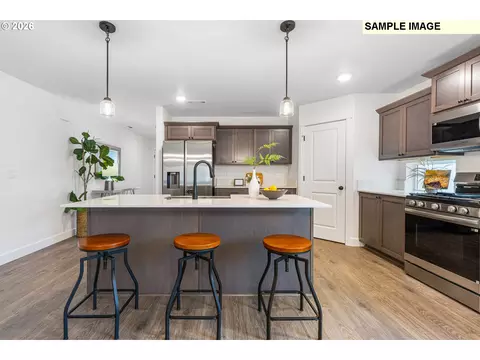 Kitchen - 913 E Maple Brook Ave, Hermiston, OR 97838 photo 3 of 4