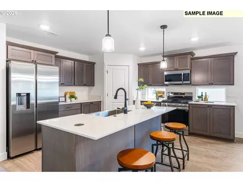 Kitchen - 913 E Maple Brook Ave, Hermiston, OR 97838 photo 2 of 4