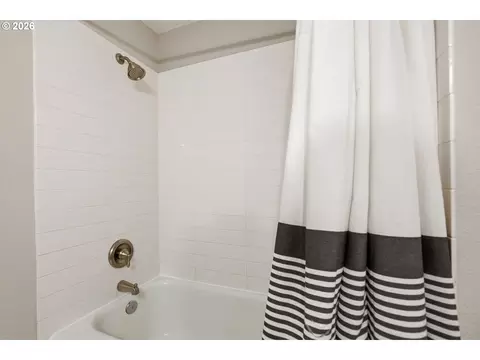 Bath - 7130 Shawn Ct, Gladstone, OR 97027 photo 3 of 6