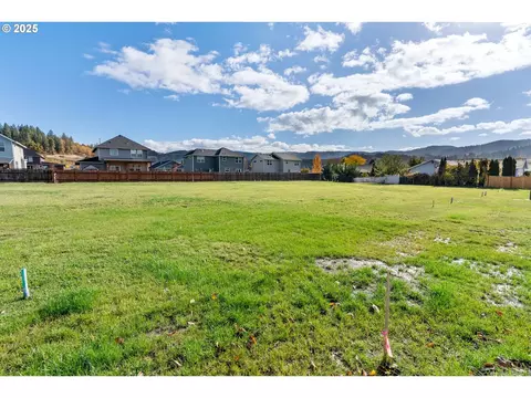 3165 Maple Rd, Hood River, OR 97031