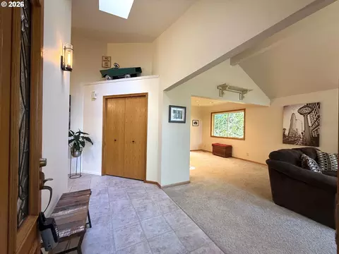 Entry Way - 1487 Kyiv St, Springfield, OR 97477 photo 1 of 3