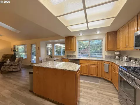 Kitchen - 1487 Kyiv St, Springfield, OR 97477 photo 6 of 7