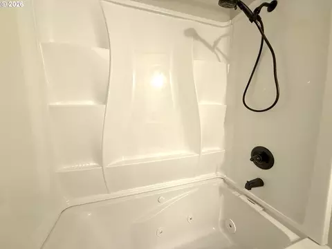 Bath - 1487 Kyiv St, Springfield, OR 97477 photo 8 of 8