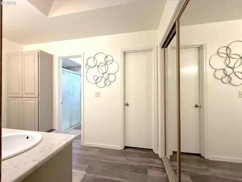 Bath - 1487 Kyiv St, Springfield, OR 97477 photo 1 of 8