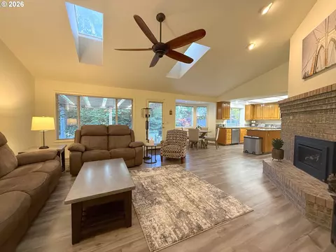 Living - 1487 Kyiv St, Springfield, OR 97477 photo 5 of 6