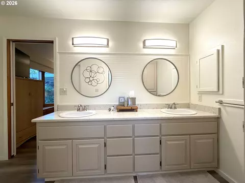 Bath - 1487 Kyiv St, Springfield, OR 97477 photo 5 of 8