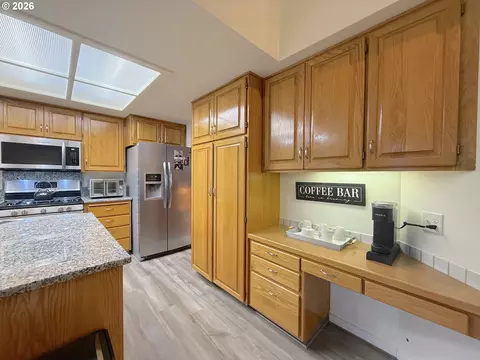 Kitchen - 1487 Kyiv St, Springfield, OR 97477 photo 3 of 7
