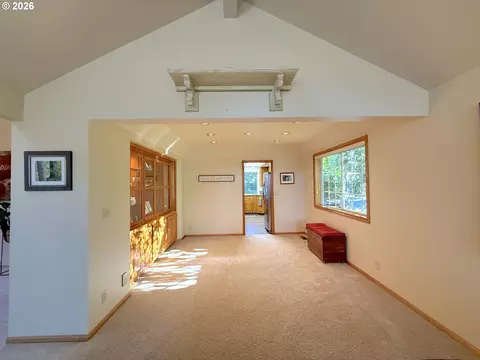 Living - 1487 Kyiv St, Springfield, OR 97477 photo 2 of 6
