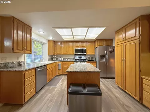 Kitchen - 1487 Kyiv St, Springfield, OR 97477 photo 2 of 7