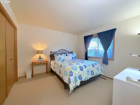 Bedroom - 1487 Kyiv St, Springfield, OR 97477 photo 4 of 5