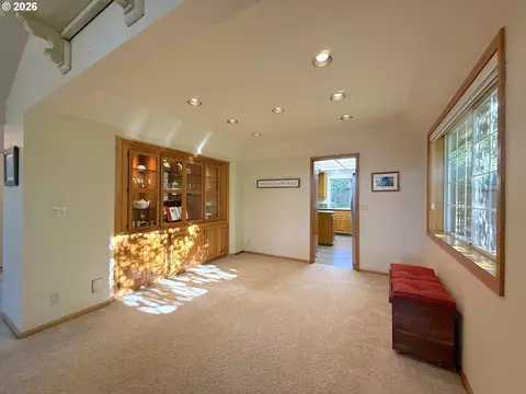 Living - 1487 Kyiv St, Springfield, OR 97477 photo 3 of 6