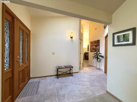 Entry Way - 1487 Kyiv St, Springfield, OR 97477 photo 2 of 3