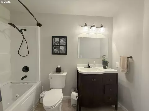 Bath - 1487 Kyiv St, Springfield, OR 97477 photo 7 of 8