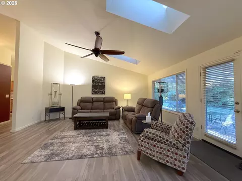Living - 1487 Kyiv St, Springfield, OR 97477 photo 6 of 6