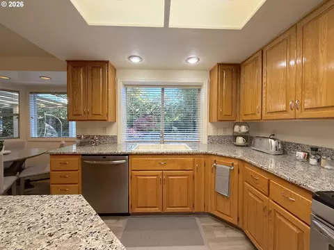 Kitchen - 1487 Kyiv St, Springfield, OR 97477 photo 4 of 7