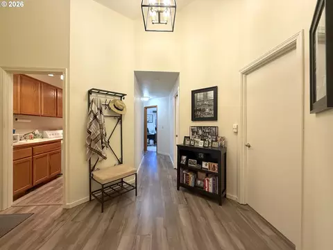 Entry Way - 1487 Kyiv St, Springfield, OR 97477 photo 3 of 3