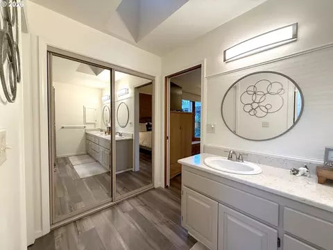 Bath - 1487 Kyiv St, Springfield, OR 97477 photo 6 of 8