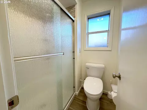 Bath - 1487 Kyiv St, Springfield, OR 97477 photo 3 of 8