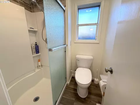 Bath - 1487 Kyiv St, Springfield, OR 97477 photo 4 of 8