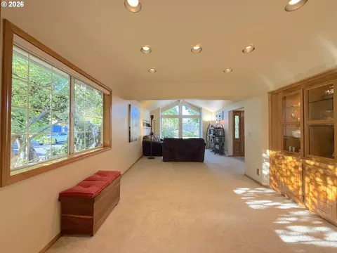 Living - 1487 Kyiv St, Springfield, OR 97477 photo 4 of 6