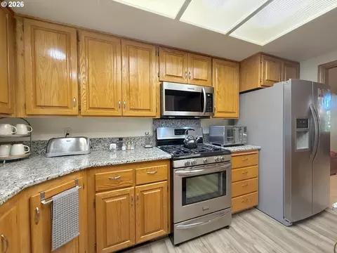 Kitchen - 1487 Kyiv St, Springfield, OR 97477 photo 5 of 7