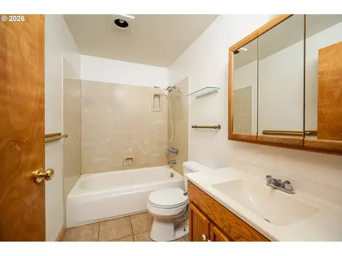 Bath - 2239 Hawkins Ln, Eugene, OR 97405 photo 1 of 1
