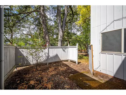 Exterior - 2239 Hawkins Ln, Eugene, OR 97405 photo 2 of 3